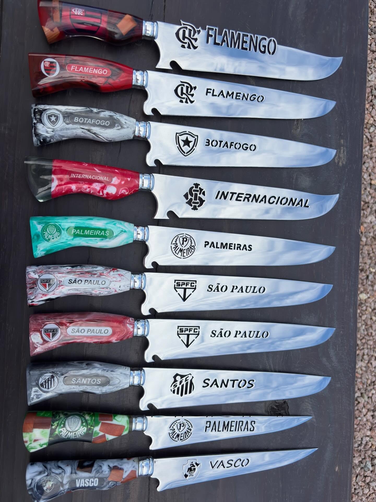 Faca personalizada em destaque